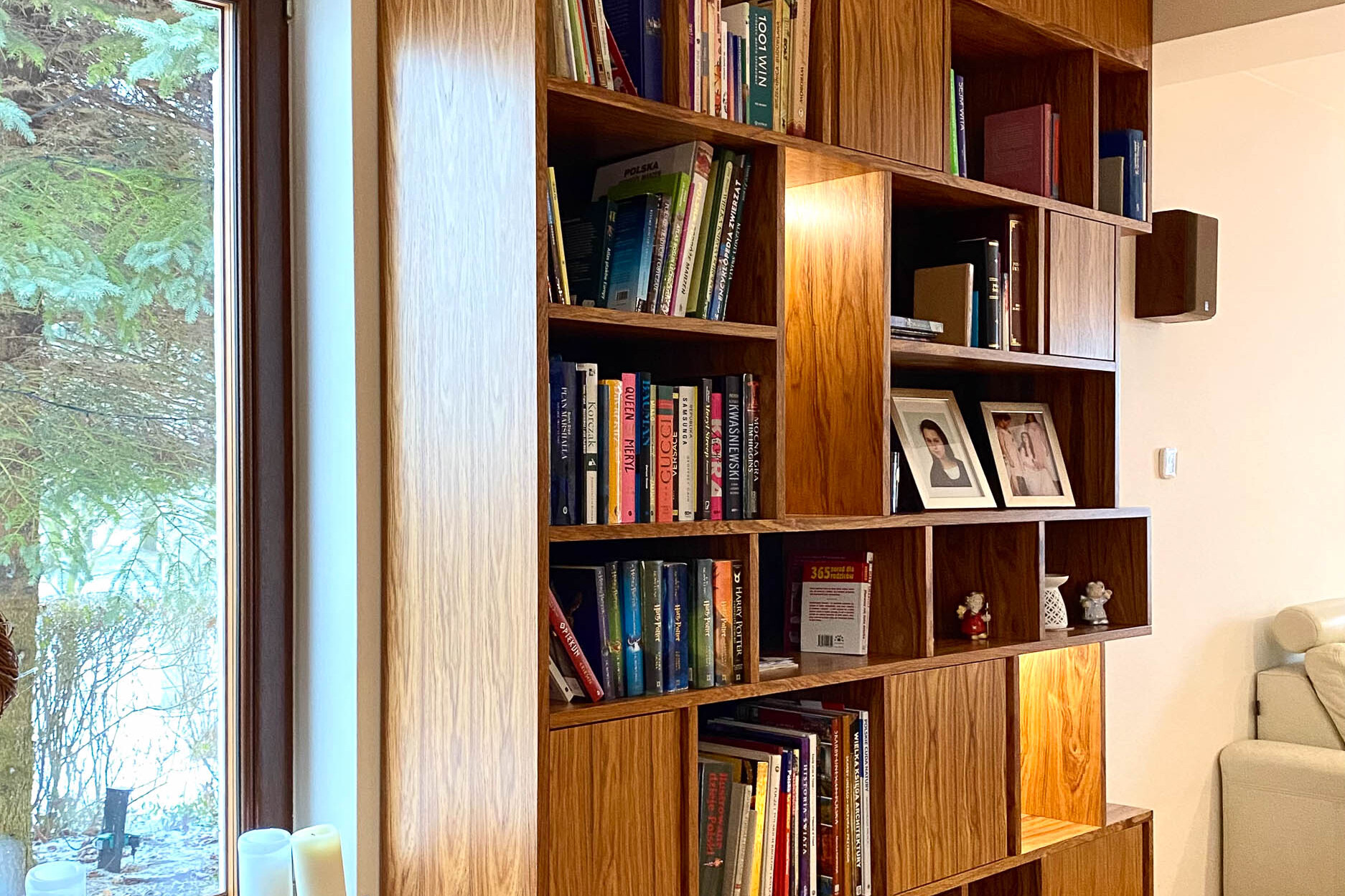 widok na biblioteczkę w miejscu, w którym łączy się z salonem