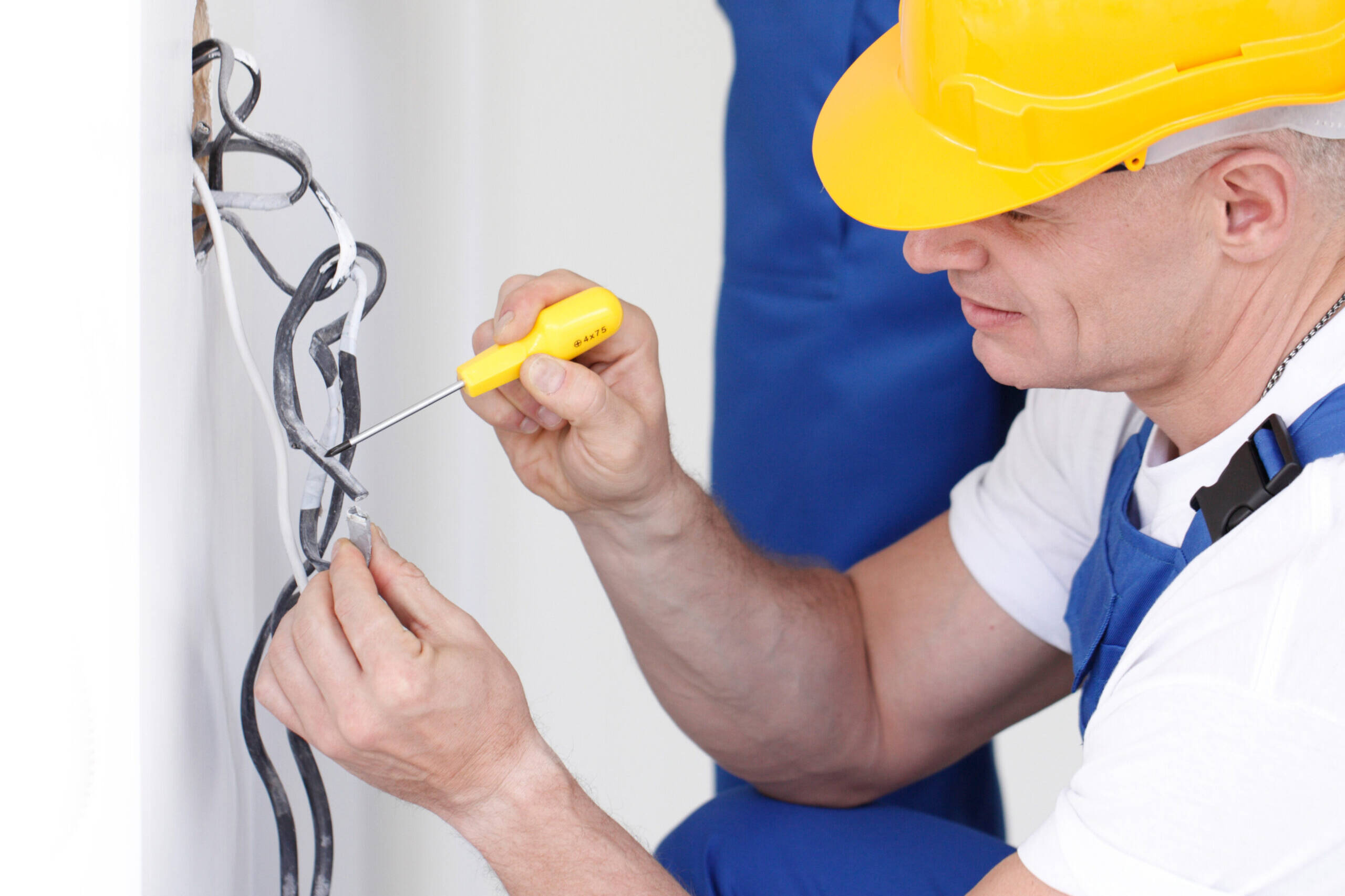 Instalacja elektryczna pod meble na wymiar: kiedy najlepiej ją wykonać?